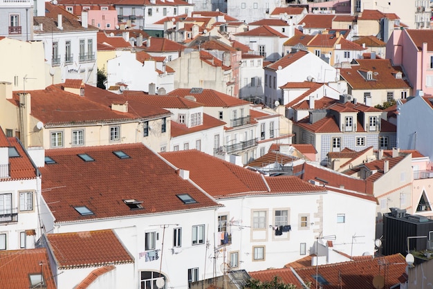 Lizbona, Portugalia miasto nad dzielnicą Alfama w świetle dziennym