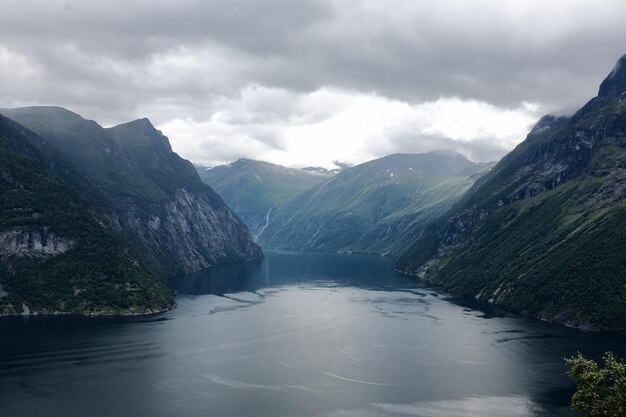 Zdjęcie ljoen utsiktspunkt geiranger fjord geirangerfjord w norwegii majestatyczne góry z zielonymi drzewami