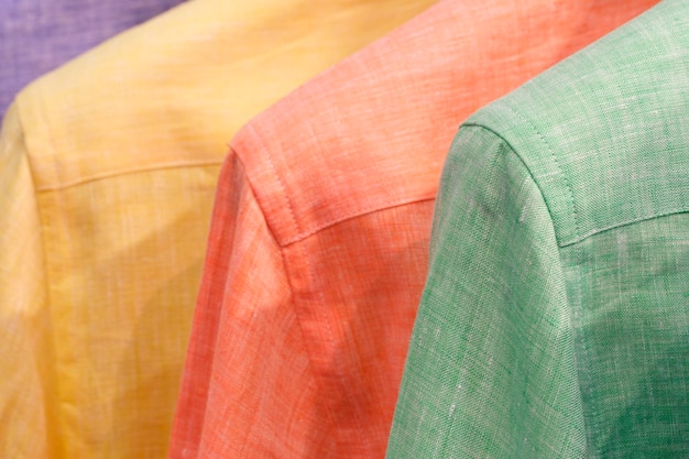 Lniane koszule Modne ubrania na wieszaku na ubrania jasna kolorowa szafa Zbliżenie wyboru koloru tęczy modnej odzieży damskiej na wieszakach w szafie sklepowej Letnia szafa do domu