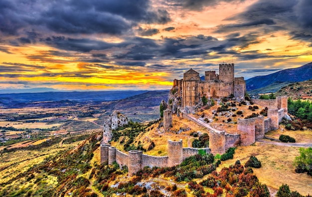 Loarre Castle o zachodzie słońca. Prowincja Huesca - Aragonia, Hiszpania