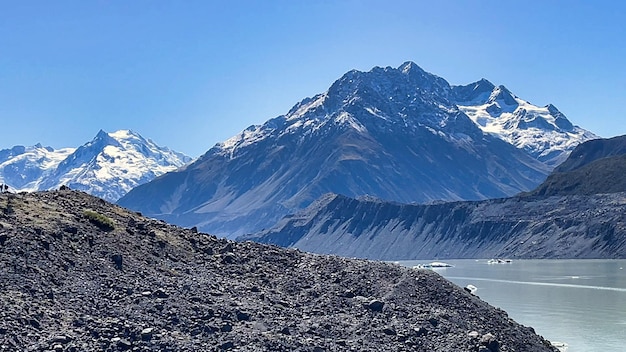 Lód i góry lodowe pływające w alpejskim jeziorze w dolinie Tasman w parku narodowym Mt Cook