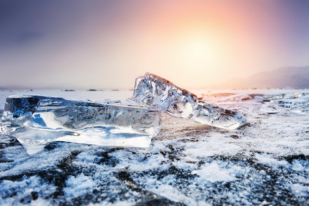 Lód na zamarzniętym jeziorze. Piękny zimowy krajobraz. Obraz makro, selektywne ustawianie ostrości.