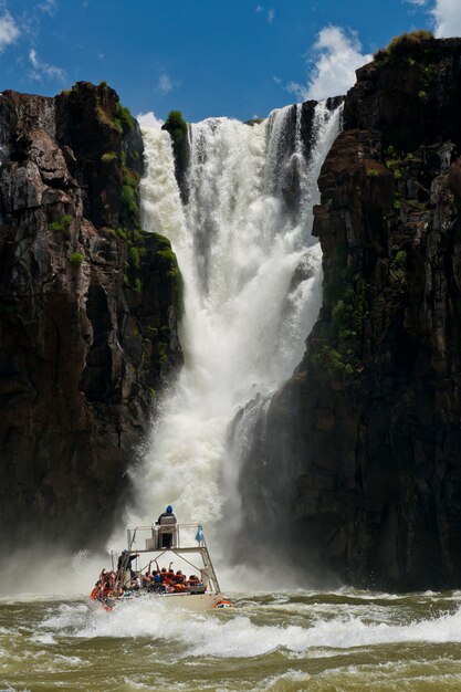 Łódka pod wodospadami Iguazu