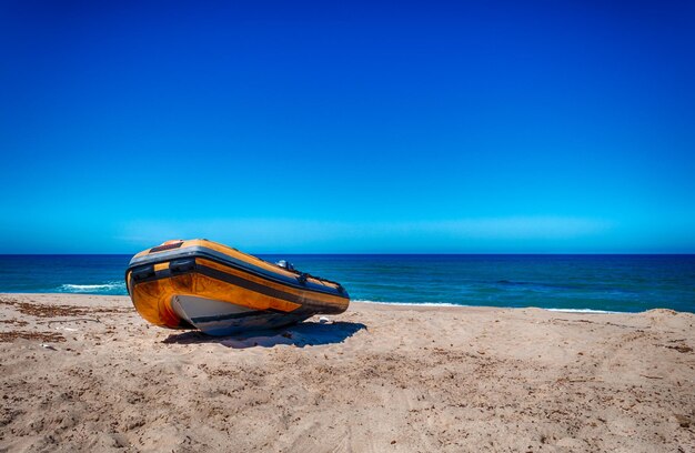 Łódka pontonowa na plaży?