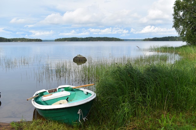 Zdjęcie Łódka rybacka na wodzie wiejski spokojny krajobraz łódka rybacka na jeziorze
