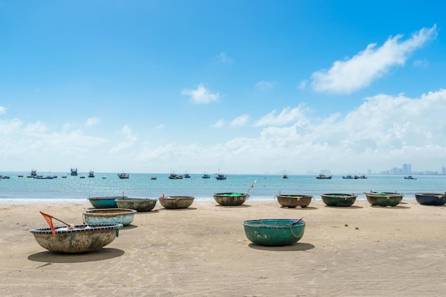 Łódki koszowe na plaży My Khe w mieście Da Nang Wietnam Lokalne łodzie rybackie Danang stały się ikoną koncepcji podróży do Azji Południowo-Wschodniej w Wietnamie