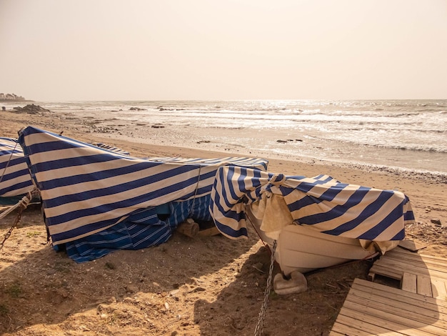 łódki na plaży latem