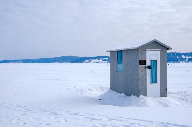 Lodowa chata rybacka na zamarzniętym fiordzie Saguenay w la Baie, Quebec (Kanada) w zimowy dzień