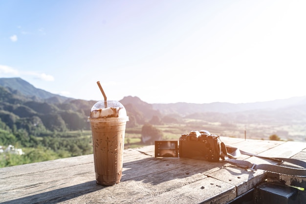 lodowa kawa mokka i widok na góry w słońcu rano
