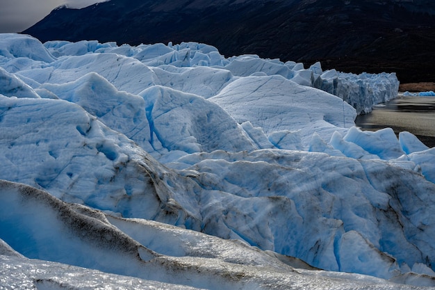 Lodowiec Moreno w Patagonii w Argentynie widok niebieskiego lodu pękniętego obok jeziora
