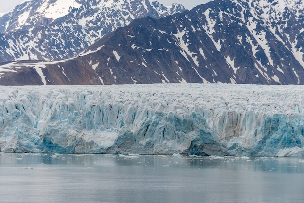 Lodowiec na Svalbard, Arktyka - widok ze statku wyprawy