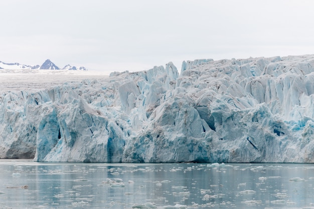 Lodowiec na Svalbard, Arktyka - widok ze statku wyprawy