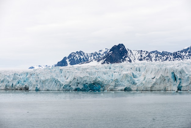 Lodowiec na Svalbard, Arktyka - widok ze statku wyprawy