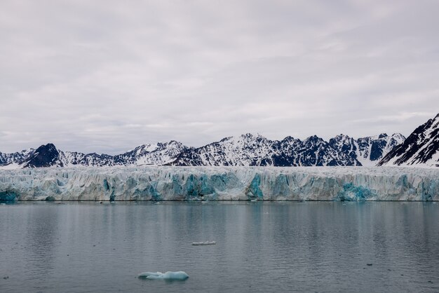 Lodowiec Na Svalbard, Arktyka - Widok Ze Statku Wyprawy