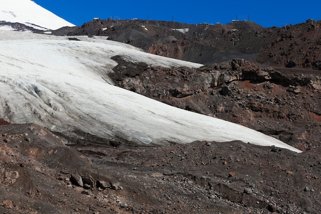 Lodowiec na zboczu góry Elbrus na Kaukazie Północnym w Rosji.