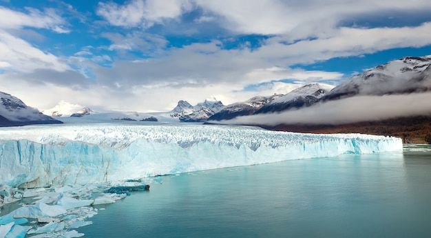 lodowiec perito moreno jesienią park narodowy los glaciares w andach argentyna ameryka południowa