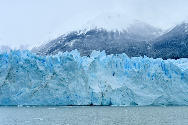 Lodowiec Perito Moreno to lodowiec położony w Parku Narodowym Glaciares w prowincji Santa Cruz w Argentynie. Jest to jedna z najważniejszych atrakcji turystycznych w argentyńskiej Patagonii.