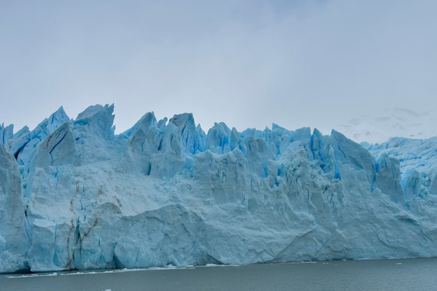 Lodowiec Perito Moreno to lodowiec położony w Parku Narodowym Glaciares w prowincji Santa Cruz w Argentynie. Jest to jedna z najważniejszych atrakcji turystycznych w argentyńskiej Patagonii.