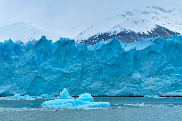 Zdjęcie lodowiec perito moreno to lodowiec położony w parku narodowym glaciares w prowincji santa cruz w argentynie. jest to jedna z najważniejszych atrakcji turystycznych w argentyńskiej patagonii.