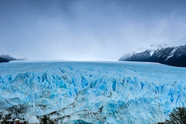 Lodowiec Perito Moreno to lodowiec położony w Parku Narodowym Glaciares w prowincji Santa Cruz w Argentynie. Jest to jedna z najważniejszych atrakcji turystycznych w argentyńskiej Patagonii.