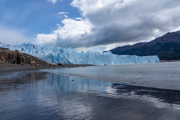 Lodowiec Perito Moreno w Argentynie trekking po wielkim lodzie