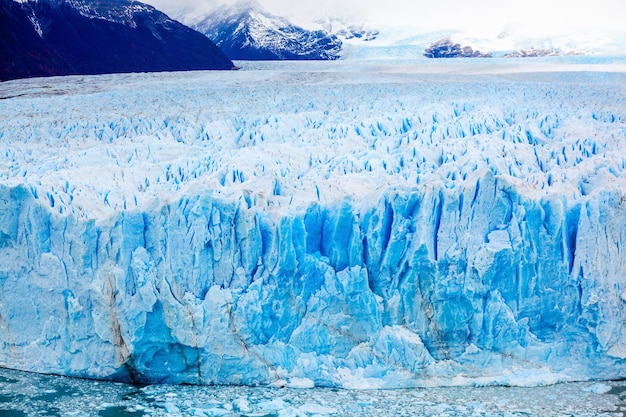 Lodowiec Perito Moreno z bliska. Jest to lodowiec położony w Parku Narodowym Los Glaciares w prowincji Santa Cruz w Patagonii w Argentynie.