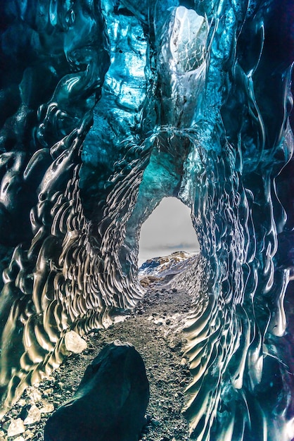 Lodowy tunel między doliną w pobliżu lodowca na Islandii Punkt orientacyjny podróży w sezonie zimowym