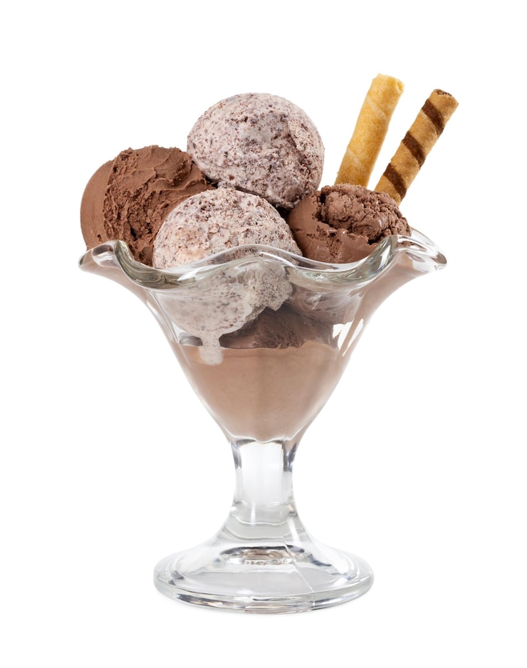 Lody czekoladowe w szklanym wazonie na białym tle
