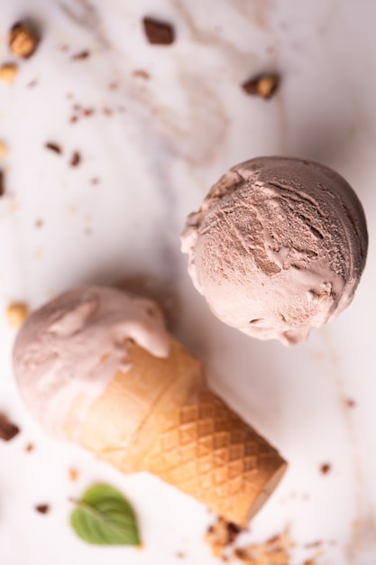 Lody Czekoladowe Z Orzechami Laskowymi Na Rożku Waflowym