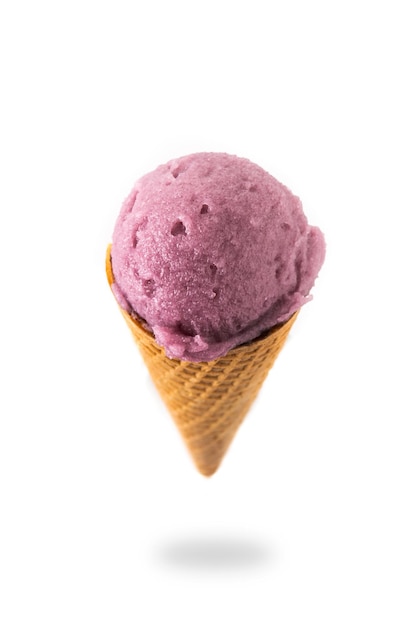 Lody jagodowe w rożku unoszące się w powietrzu