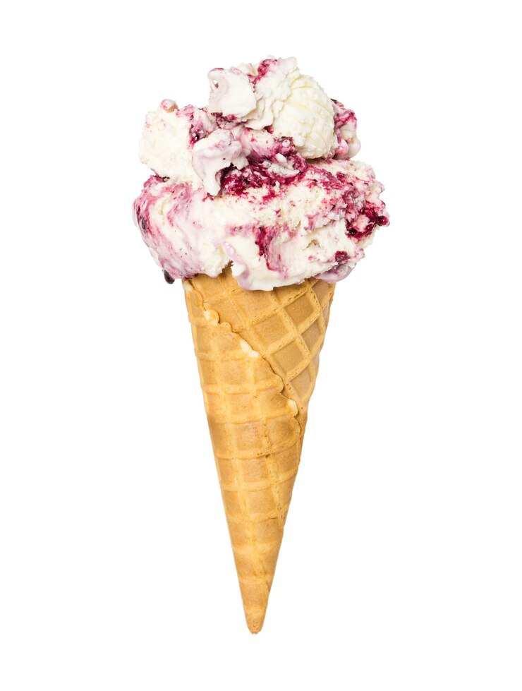 Lody jagodowe w rożku waflowym na białym tle