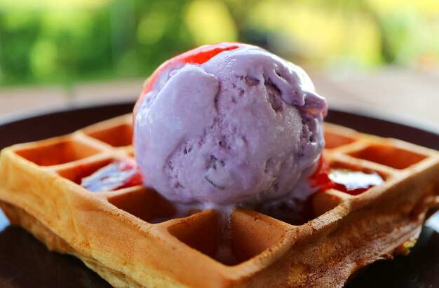 Lody jagodowe z nadzieniem na świeże pieczone wafel