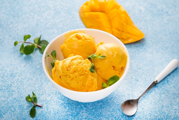 Lody Mango, Sorbet W Talerzu Na Betonowym Tle, Z Bliska