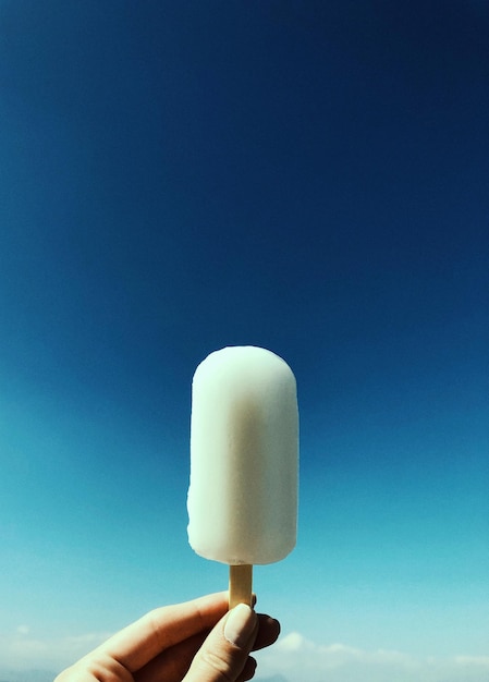 Lody na niebieskim tle