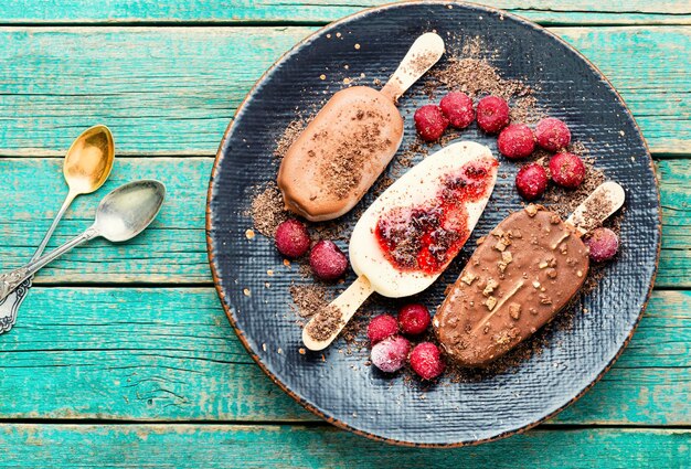 Lody na patyczkach z czekoladą. Lody w czekoladzie z konfiturą wiśniową