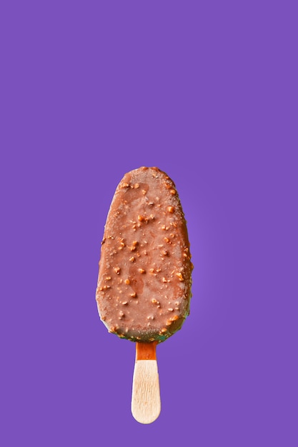 Lody na patyku popsicle czekolada orzech słodki deser zdrowa żywność posiłek przekąska