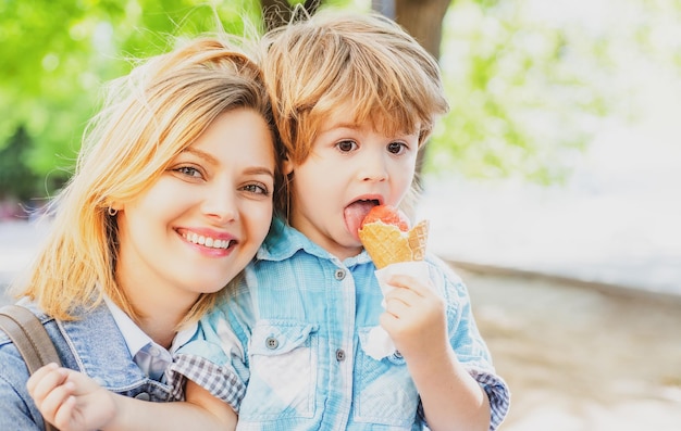 Lody na świeżym powietrzu mama i dziecko z niezdrowym jedzeniem pyszne letnie lody z bliska twarz