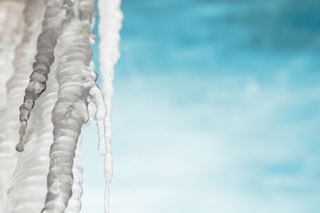 Zdjęcie lody na tle niebieskiego nieba zimowy mróz