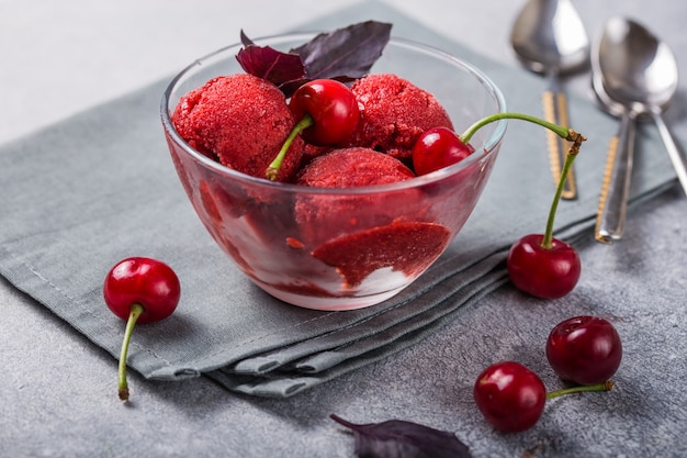 Lody sorbet wiśniowy w szklanej misce