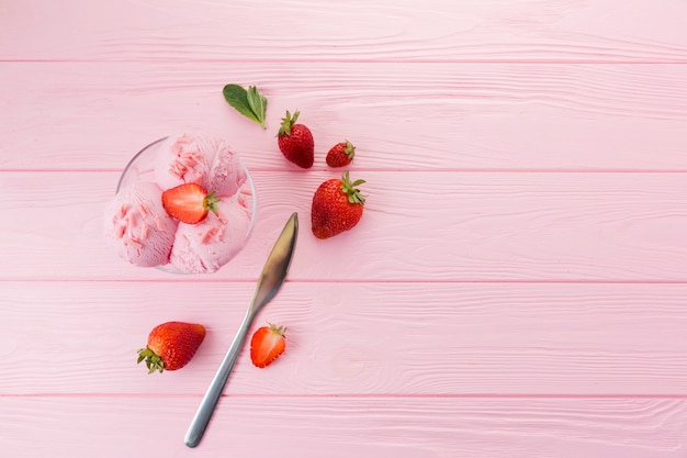 Zdjęcie lody truskawkowe w szklanej misce