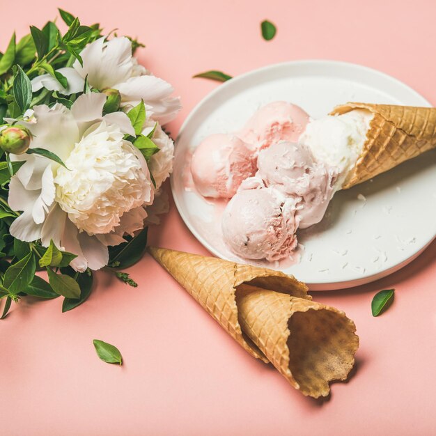 Lody Truskawkowo-kokosowe Rożki Waflowe Białe Kwiaty Piwonii