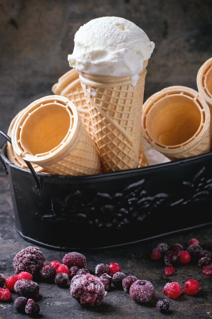 Lody w rożkach waflowych