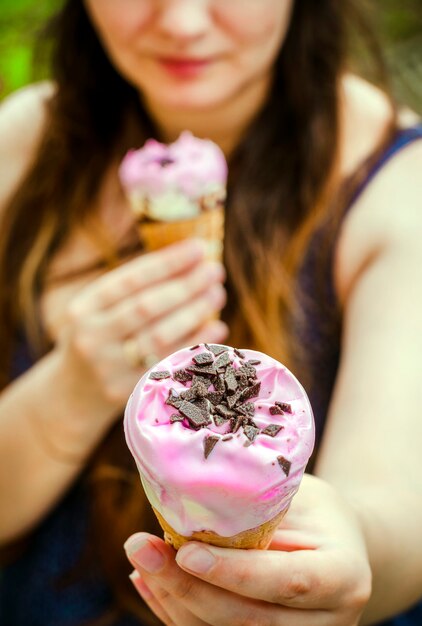 Lody W Rożku Waflowym W Rękach Kobiety, Latem W Parku