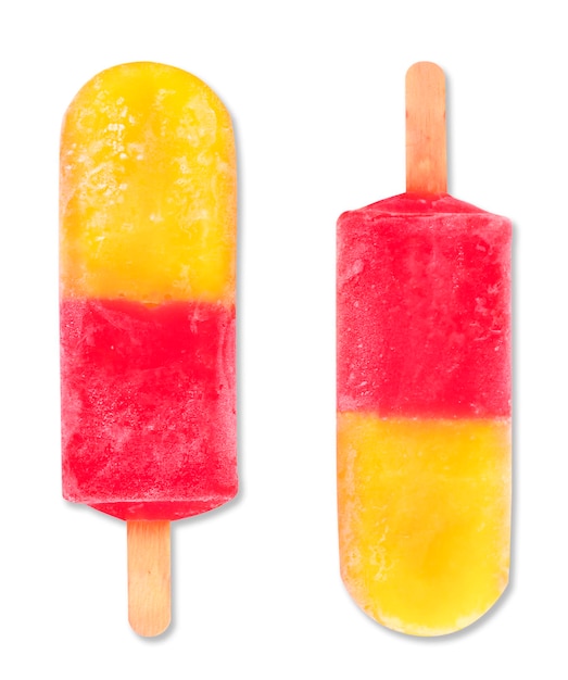 Lody w sztyfcie owocowym na zielonym tle popsicle ananasowo-truskawkowe zwane mini s