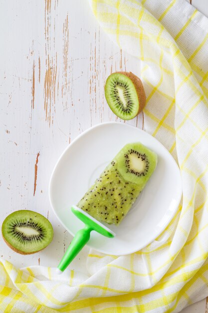 Lody z soku z kiwi