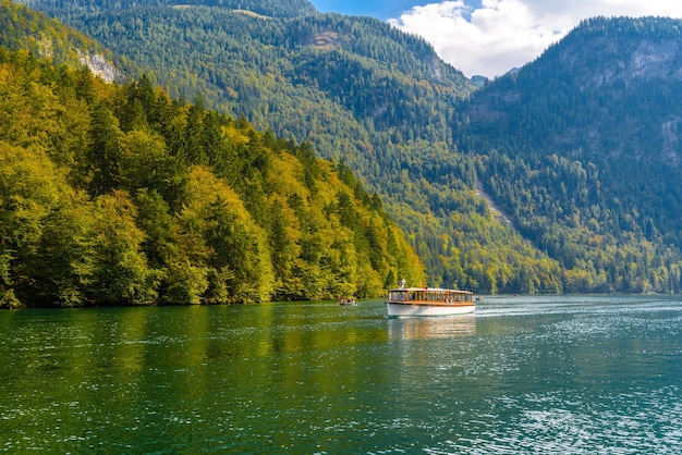 Łódź elektryczna w Schönau am Koenigssee Konigsee Park Narodowy Berchtesgaden Bawaria Niemcy