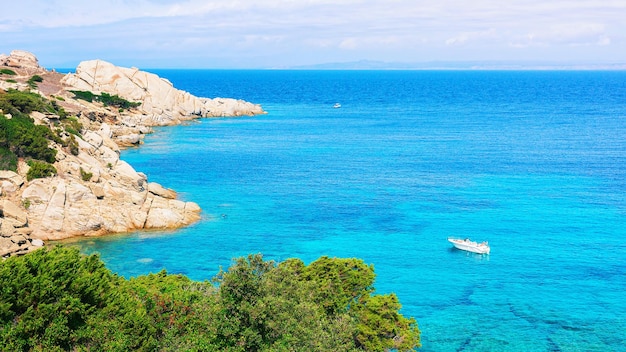 Łódź na Morzu Śródziemnym w Capo Testa, Santa Teresa Gallura, Sardynia, Włochy