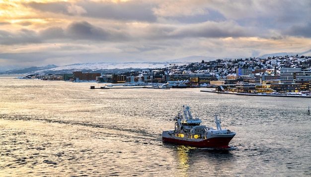 Łódź na morzu w Tromso Norwegia