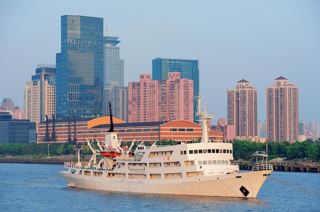 Łódź na rzece Huangpu z architekturą miejską w Szanghaju