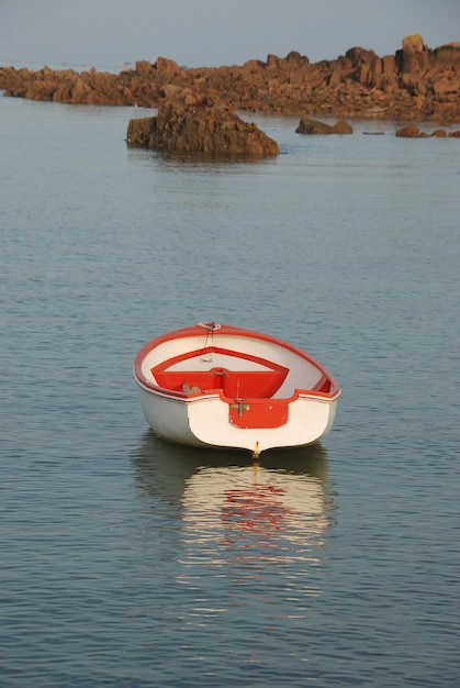 łódź na wybrzeżu morskim
